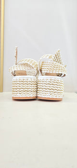 Zeppa in rafia bianca con accessorio gioiello Fiorina