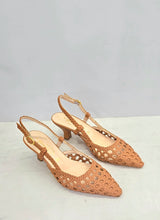 Slingback  in pelle intrecciata cuoio, tacco a rocchetto comodo