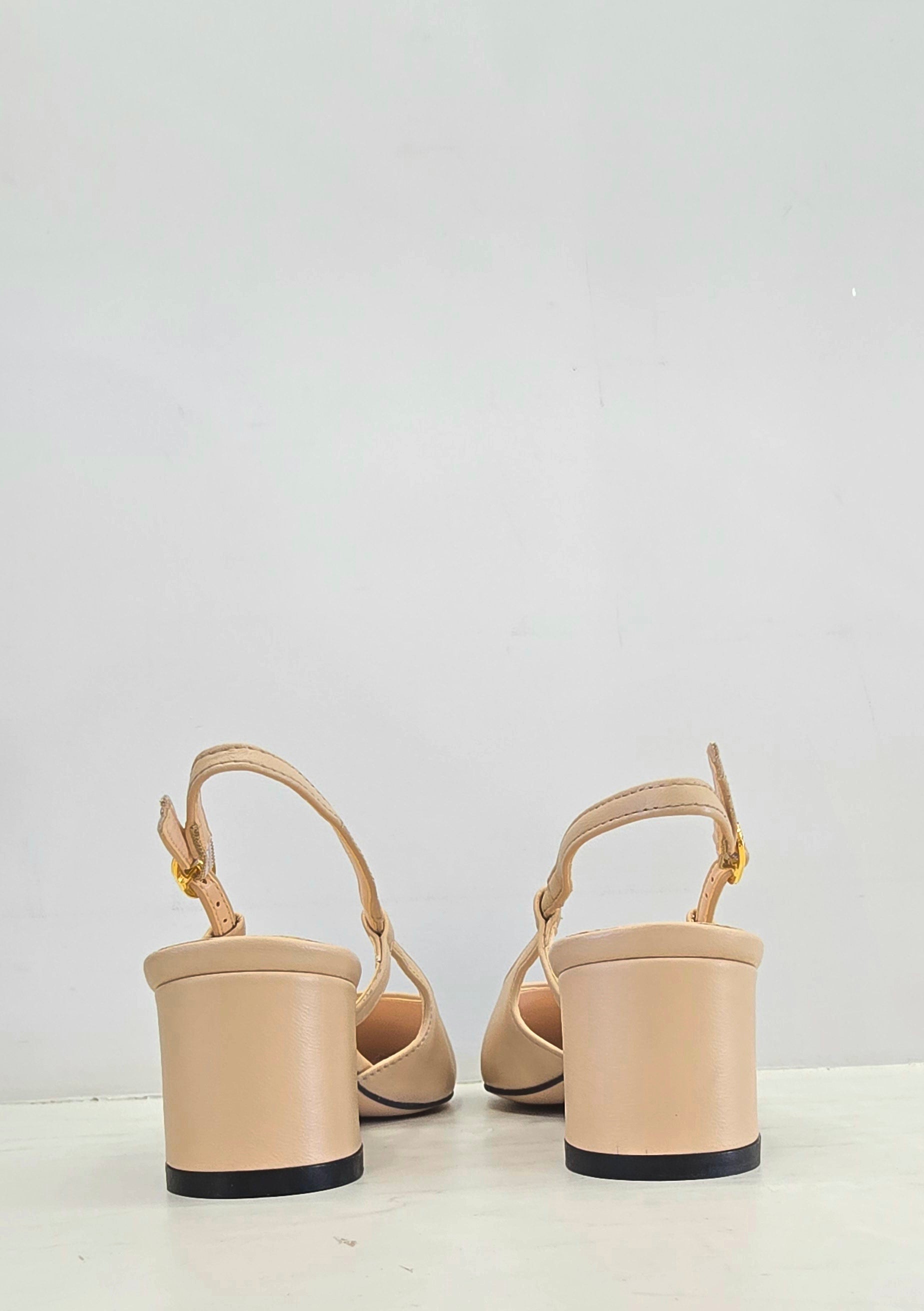Scarpa con tacco beige e punta nera Bianca Di