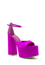 Carica l&#39;immagine nel visualizzatore di Gallery, Sandalo alto in raso fucsia Lella Baldi