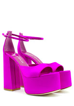 Carica l&#39;immagine nel visualizzatore di Gallery, Sandalo alto in raso fucsia Lella Baldi