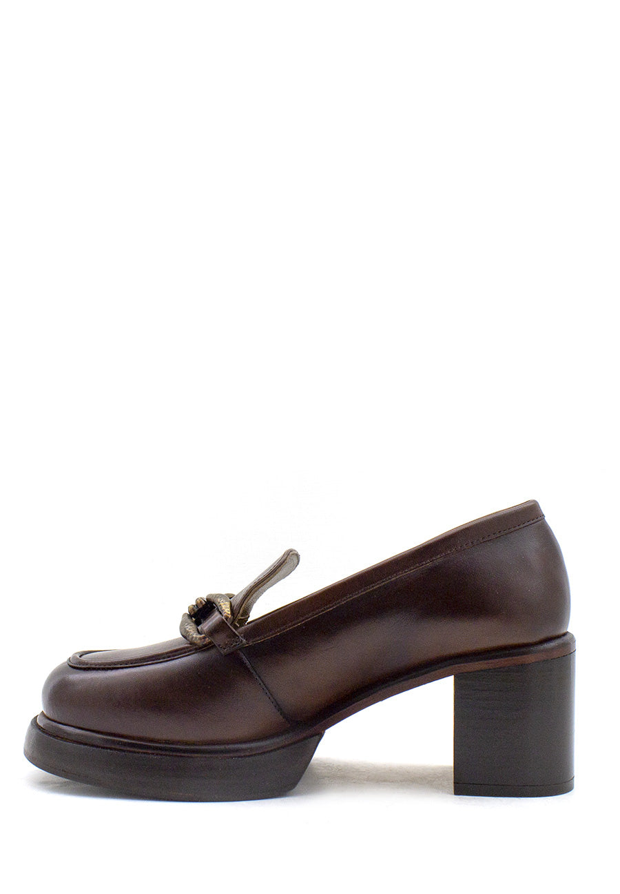 Mocassino marrone vintage con tacco Emanuelle Vee