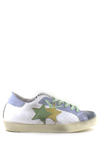 Sneaker Low bianca e jeans 2STAR
