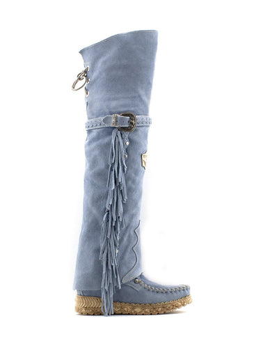Stivale Coleen Silverstone Sky El Vaquero in pelle scamosciata celeste chiaro 100% vitello con trattamento vintage, inserti in pelle, frange decorative laterali, cinturino con fibbia nichel free lavorata, cuciture a vista realizzate a mano, zeppa interna e suola in gomma.