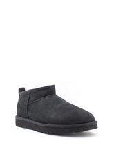 Carica l&#39;immagine nel visualizzatore di Gallery, Tronchetto Ultra mini Camoscio Nero UGG