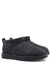 Carica l&#39;immagine nel visualizzatore di Gallery, Tronchetto Ultra mini Camoscio Nero UGG